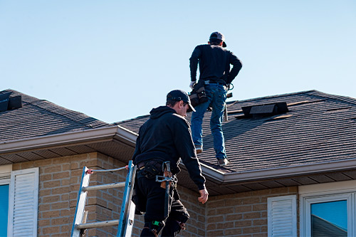 roofer doin an inspection 