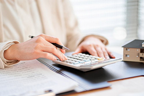 Visual guide on calculating home loan expenses, featuring insights on how insurers undervalue commercial claims.