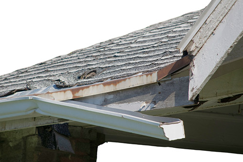   Un tejado dañado en el que falta un canalón, lo que subraya la importancia de una intervención legal oportuna en las reclamaciones de seguros.