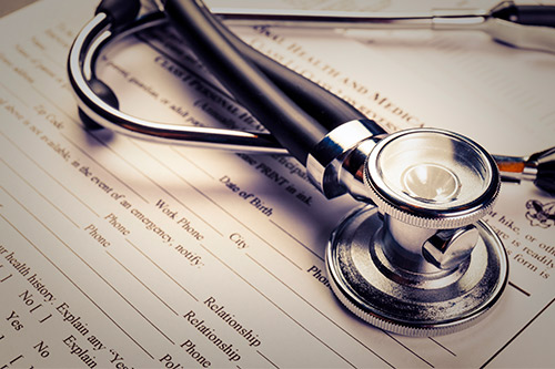 Un estetoscopio colocado en un documento médico en el que se habla de las acciones inmediatas tras una lesión en Texas.