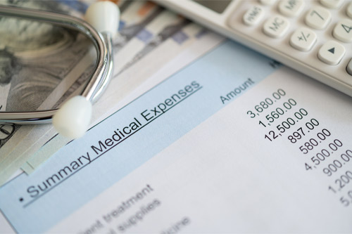 Concepto de plan de gastos médicos. Gasto de tratamiento médico en factura con calculadora y estetoscopio.
